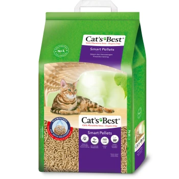 Smart Pellets 10 kg 10 kg zak van Cat's Best Smart Pellets organisch kattenbakvulling met een tabby kat op hout, die voordelen toont: plantaardig, voorkomt sporen, biologisch afbreekbaar.