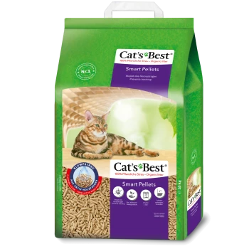 10 kg zak van Cat's Best Smart Pellets organisch kattenbakvulling met een tabby kat op hout, die voordelen toont: plantaardig, voorkomt sporen, biologisch afbreekbaar.