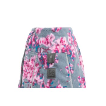 Eine gemütliche Hundefleecejacke in Grau mit einem rosa und blauen Blumenmuster, mit einem Ruffwear-Logo-Patch.
