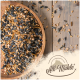 Eine Holzschale mit gemischtem Vogelfutter, einschließlich Sonnenblumenkerne, auf einer Holzoberfläche mit dem "All-Mühle"-Logo in der Ecke.