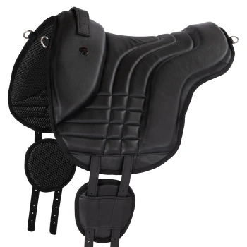 Schwarzer Ledersattel mit gestepptem Design und Mesh-Polsterung, mit verstellbaren Riemen und einem Logo-Emblem.