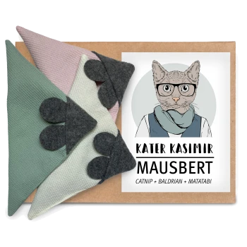 Set aus drei Stoff-Katzenminzspielzeugen mit Filzpfotenabdrücken, beschriftet mit "Kater Kasimir Maubert" mit Katzenminze, Baldrian und Matatabi.