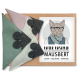 Set aus drei Stoff-Katzenminzspielzeugen mit Filzpfotenabdrücken, beschriftet mit "Kater Kasimir Maubert" mit Katzenminze, Baldrian und Matatabi.