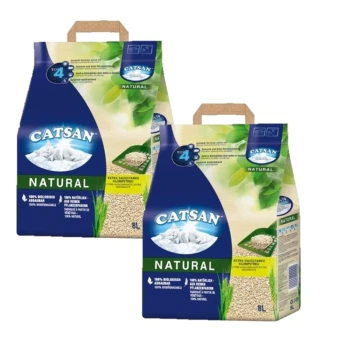 Twee zakken van 8L CAT SAN Natuurlijke kattenbakvulling met blauwe en groene ontwerpen, die 100% natuurlijke en biologisch afbreekbare ingrediënten benadrukken.
