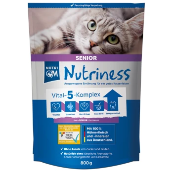 Eine Katzenfutterverpackung mit der Aufschrift 'Nutriness Senior', die eine Nahaufnahme einer grauen Katze zeigt und die Vorteile des 'Vital-5-Komplexes' sowie ein Gewicht von 800 g hervorhebt.