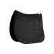 Schwarzes, gestepptes Sattelpad mit strukturierter Oberfläche und einem Riemen zur Sicherung, vor einem weißen Hintergrund präsentiert.