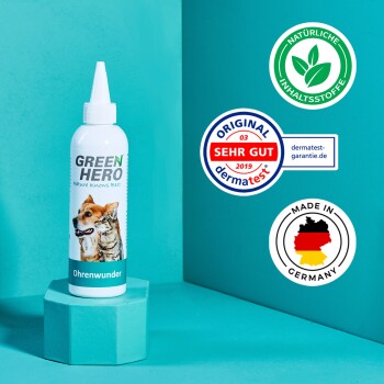 Flasche des "Green Hero Ohrenwunder" Ohrpflegeprodukts für Haustiere, mit einem Corgi und einer Katze auf dem Etikett, mit Zertifizierungsstempeln.