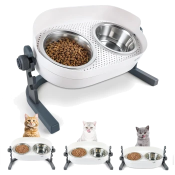 Erhöhte, verstellbare weiße Futterstation mit zwei Edelstahlnäpfen (einer mit Trockenfutter), grauem Ständer; drei Katzen darunter abgebildet.