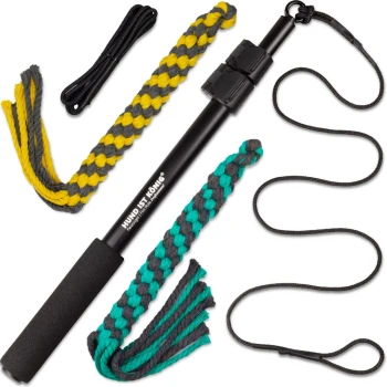 Ein Hundetraining-Toolkit mit einem schwarzen Trainingsstock mit strukturiertem Griff und drei bunten geflochtenen Seilanhängern in Gelb, Grau und Türkis.