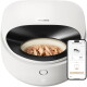 Katze frisst aus einem beigen Polar Smart Nassfutterspender mit einem schwarzen Spender daneben auf einem Holzboden.