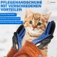 Schwarze Haustierpflegehandschuhe mit blauen Borsten halten eine orangefarbene Tabby-Katze. Text hebt die Vorteile der Haarentfernung und effizienten Reinigung hervor.