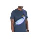 Ein Mann in einem blauen T-Shirt präsentiert einen bunten Halter für Hundekotbeutel, der über seine Brust hängt, mit einer Reißverschlusstasche und einem grünen Beutel.