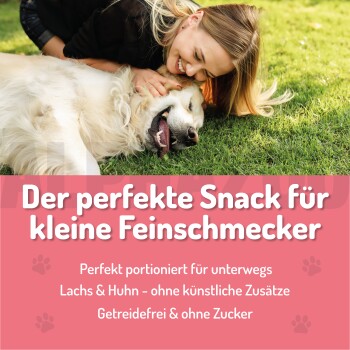 Rosa und schwarze zylindrische Verpackung für Hundefutter, beschriftet mit "SOFT" und "FÜR HUNDE," mit einem Pfotenabdruckdesign.