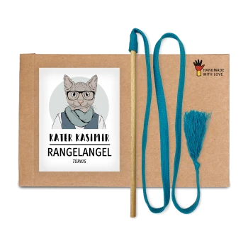 Ein Katzenspielzeugset mit einem Holzstab, türkisfarbenem Faden und Quaste, verpackt mit einer Cartoonkatze und beschriftet mit "KATER KASIMIR RANGELANGEL TÜRKIS."