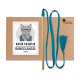 Ein Katzenspielzeugset mit einem Holzstab, türkisfarbenem Faden und Quaste, verpackt mit einer Cartoonkatze und beschriftet mit "KATER KASIMIR RANGELANGEL TÜRKIS."
