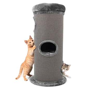 Zwei verspielte Katzen, eine orangefarbene getigerte und eine graue getigerte, interagieren mit einem hohen, grauen Katzenbaum mit einem runden Eingang und einem plüschigen oberen Teil.