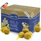 Eine Box mit Lyra Pet Wild Vogel Futter, mit gelben, netzartigen Futterbällen, mit einem Gimpel und einer Blaumeise, die oben sitzen.