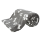 Couverture pour animaux gris avec des motifs d'os et de pattes blancs, enroulée et texture douce, idéale pour garder les animaux au chaud et à l'aise.