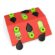 Interaktives Haustierpuzzle-Spielzeug in Rot und Grün, mit Löchern zum Verstecken von Leckereien, entworfen, um die geistige Aktivität von Haustieren zu stimulieren.