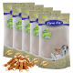 Fünf Beutel Lyra Pet Natural Power Hundeleckerlis, mit einem Haufen Kaustäbchen davor, die Premiumqualität für Haustiere zeigen.