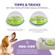 Glücklicher Hund neben einem Wobble Bowl Spielzeug, mit Tipps für herausforderndes Füttern: "TIPPS & TRICKS" und "PRO-TIPP."