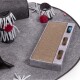 Eine graue Spielmatte für Haustiere mit einer Kratzmatte, zwei Spieltürmen mit roten Pompons und einem blauen Ball, entworfen für Katzen.