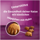 Hühner-Katzensnacks auf lila Tisch mit vergrößertem Stück; deutscher Text wirbt für Katzenwohlbefinden mit Hühnerbissen.