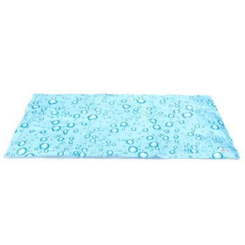 Blaue Haustier-Kühlmatte mit einem Wassertropfenmuster, entworfen, um Haustiere bei warmem Wetter komfortabel zu halten.