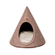 Braunes Filz-Kegel-Tipi für Haustiere mit ovalem Eingang, kleinem Lederanhänger über der Öffnung und gestreiftem Kissen innen.