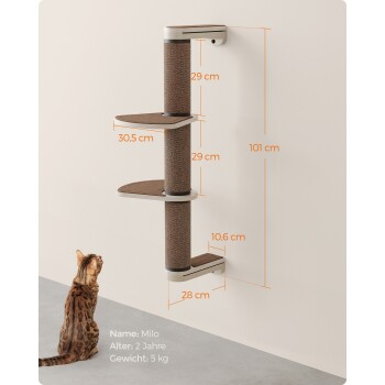 Ein wandmontierter Katzenbaum mit drei Plattformen, mit in Orange beschrifteten Abmessungen. Eine Bengal-Katze namens Milo sitzt daneben.
