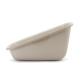 Beige Kunststoff-Katzentoilette mit hohem Rücken und niedrigem Vorderrand auf weißem Hintergrund.