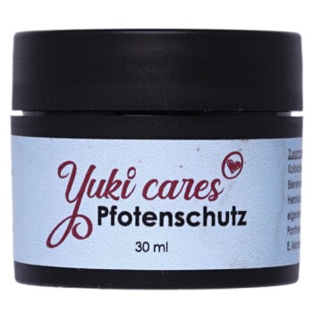 Schwarzes Glas mit der Aufschrift "Yuki cares Pfotenschutz" auf einem hellblauen Hintergrund, das 30 ml Hundepfoten-Schutzcreme enthält.