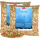 Zwei blaue Eimer mit Lyra Pond Fischfutter mit dem Text "ALLES FÜR IHREN TEICH" und bunten Fischfutterpellets, die davor verstreut sind.