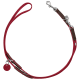 Rote Hundeleine mit braunen Lederakzenten und einem Metallclip, mit einem kleinen runden Anhänger mit Pfotenabdruck.