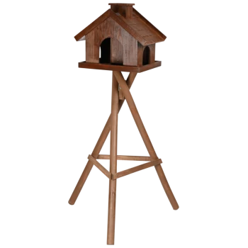 Holz-Vogelhaus auf einem hohen Dreibeinständer, mit einem geneigten Dach und zwei Eingängen.