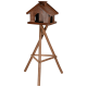 Holz-Vogelhaus auf einem hohen Dreibeinständer, mit einem geneigten Dach und zwei Eingängen.