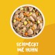 Haustierfutteranzeige auf gelbem Hintergrund, die Vorteile hervorhebt: Hühnergeschmack, glutenfrei, hochwertiges Soja, unterstützt Haut, Fell, Zähne und Knochen.