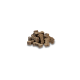 Une pile de petites friandises pour chiens en forme de chien de couleur brune sur un fond blanc, idéales pour les récompenses ou l'entraînement des animaux de compagnie.