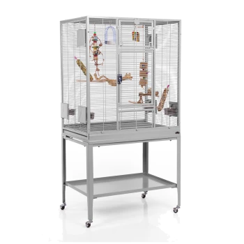 Ein geräumiger grauer Vogelkäfig auf Rädern, mit mehreren Sitzstangen, Spielzeugen und Fressnäpfen im Inneren, entworfen für kleine Vögel.