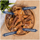 Ein Holzbrett mit Hundeleckerlis, das mit "fettarm", "rein natürlich", "reich an Protein" und "lecker" beschriftet ist, mit einer kleinen grünen Pflanze im Hintergrund.