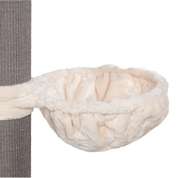 Eine plüschige, cremefarbene Haustier-Hängematte, die an einem grauen Kratzbaum befestigt ist, entworfen für Katzen, um sich bequem zu entspannen und zu faulenzen.