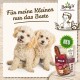 Zwei flauschige hellfarbige Hunde sitzen vor einem cremefarbenen Hintergrund. Ein Paket von Betty's Hundefutter mit den Aufschriften "NEU" und "WILD" ist rechts.