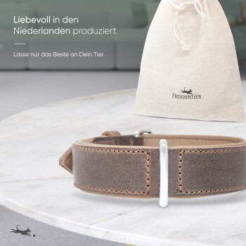 Braunes Lederhalsband auf Marmor, mit einer beige Tasche mit der Aufschrift "FREUDENTIER" und Text über Qualität aus den Niederlanden.