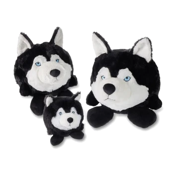 Drei runde Plüsch-Husky-Spielzeuge in den Größen klein, mittel, groß – schwarz-weiß mit blauen Augen, auf weißem Hintergrund.