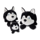 Drei runde Plüsch-Husky-Spielzeuge in den Größen klein, mittel, groß – schwarz-weiß mit blauen Augen, auf weißem Hintergrund.