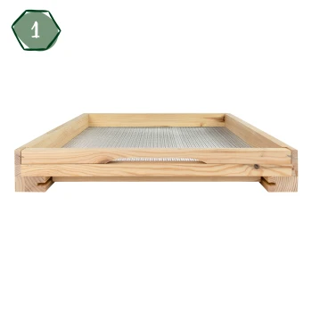 Holzrahmen für Haustierbetten mit einem Netzboden, von der Seite betrachtet, mit einer grünen Zahl '1' in der oberen linken Ecke.