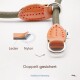 Eine Nahaufnahme einer Hundeleine aus Leder und Nylon, mit Text, der "Doppelt gesichert" und "Kollektion Harmony" hervorhebt.