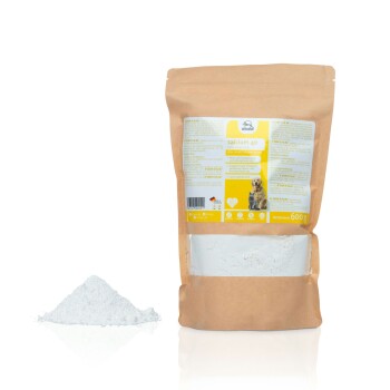 Eine 600g Packung Haustier-Calcium-Pulver mit gelbem Etikett, Nährwertangaben, einem Hundebild und einem kleinen Haufen Pulver.