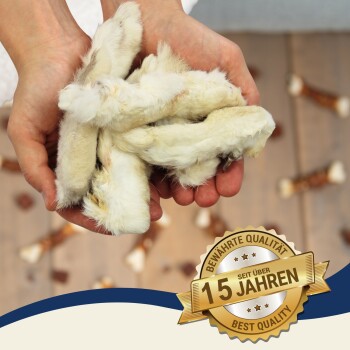 Eine Person hält flauschige Haustierleckerlis mit einem goldenen Abzeichen, das 'Beste Qualität' und '15 Jahre' sagt, was 15 Jahre vertrauenswürdige Qualität markiert.