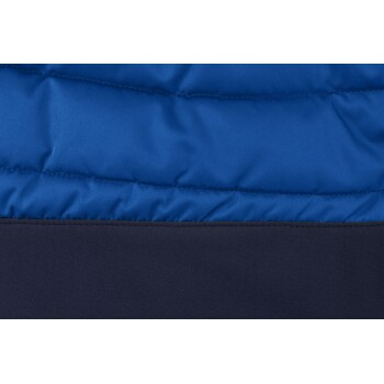 Nahaufnahme einer blauen Haustierjacke mit einem gesteppten Design im oberen Teil und einem einfarbigen navyblauen unteren Abschnitt.